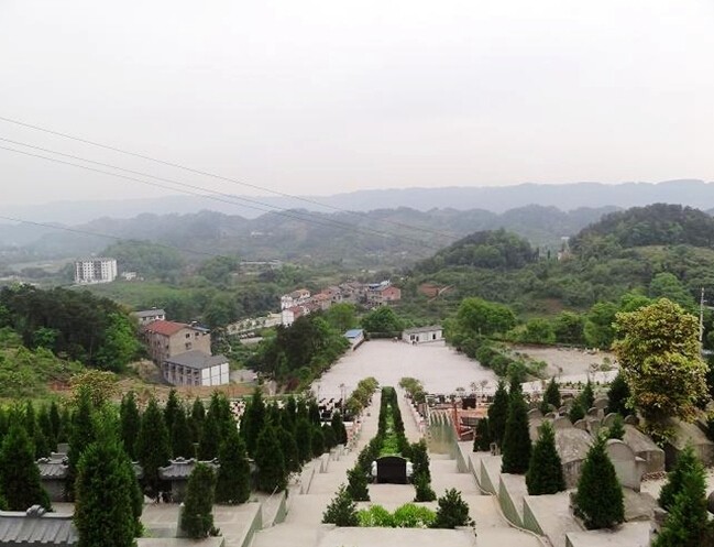 东温泉艮灵山公墓
